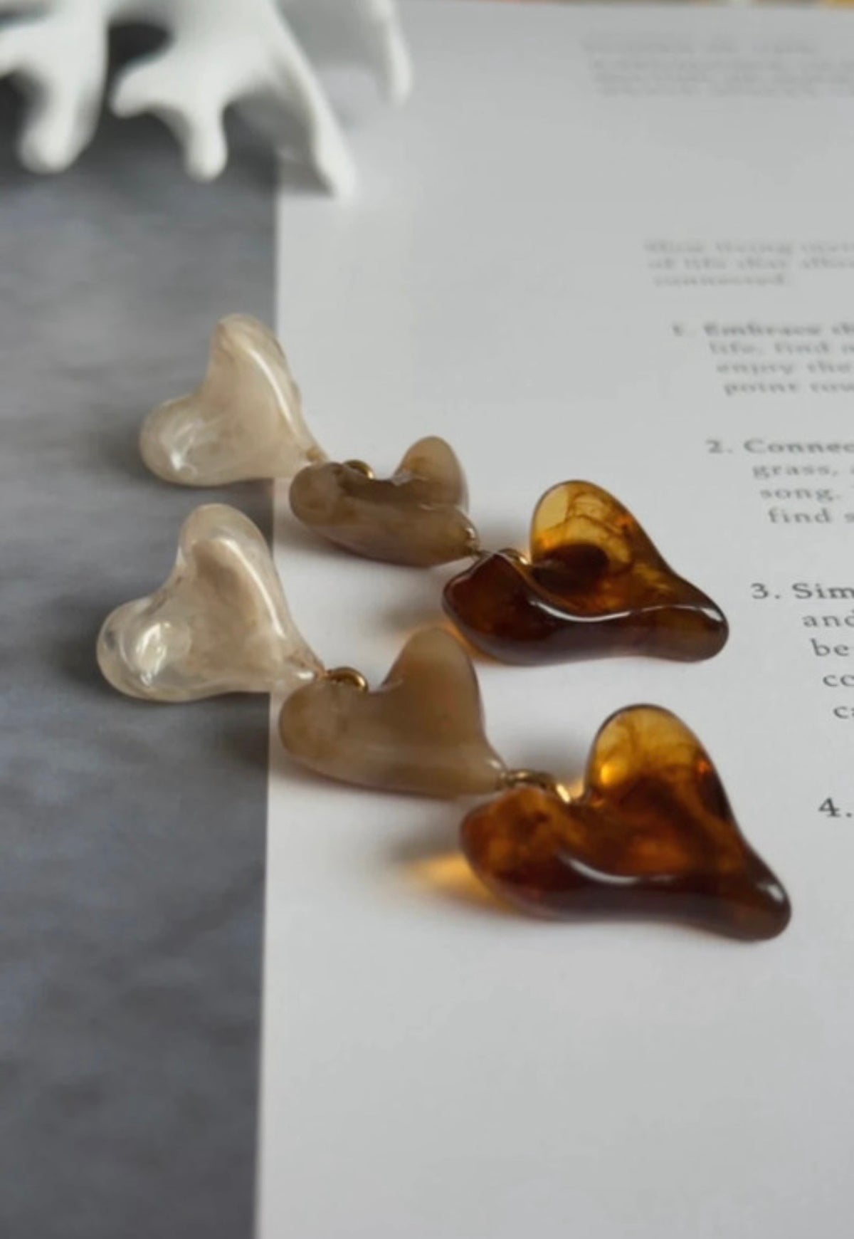 Pendientes Les Trois Âges de l’Amour en tonos cálidos y acabado brillante