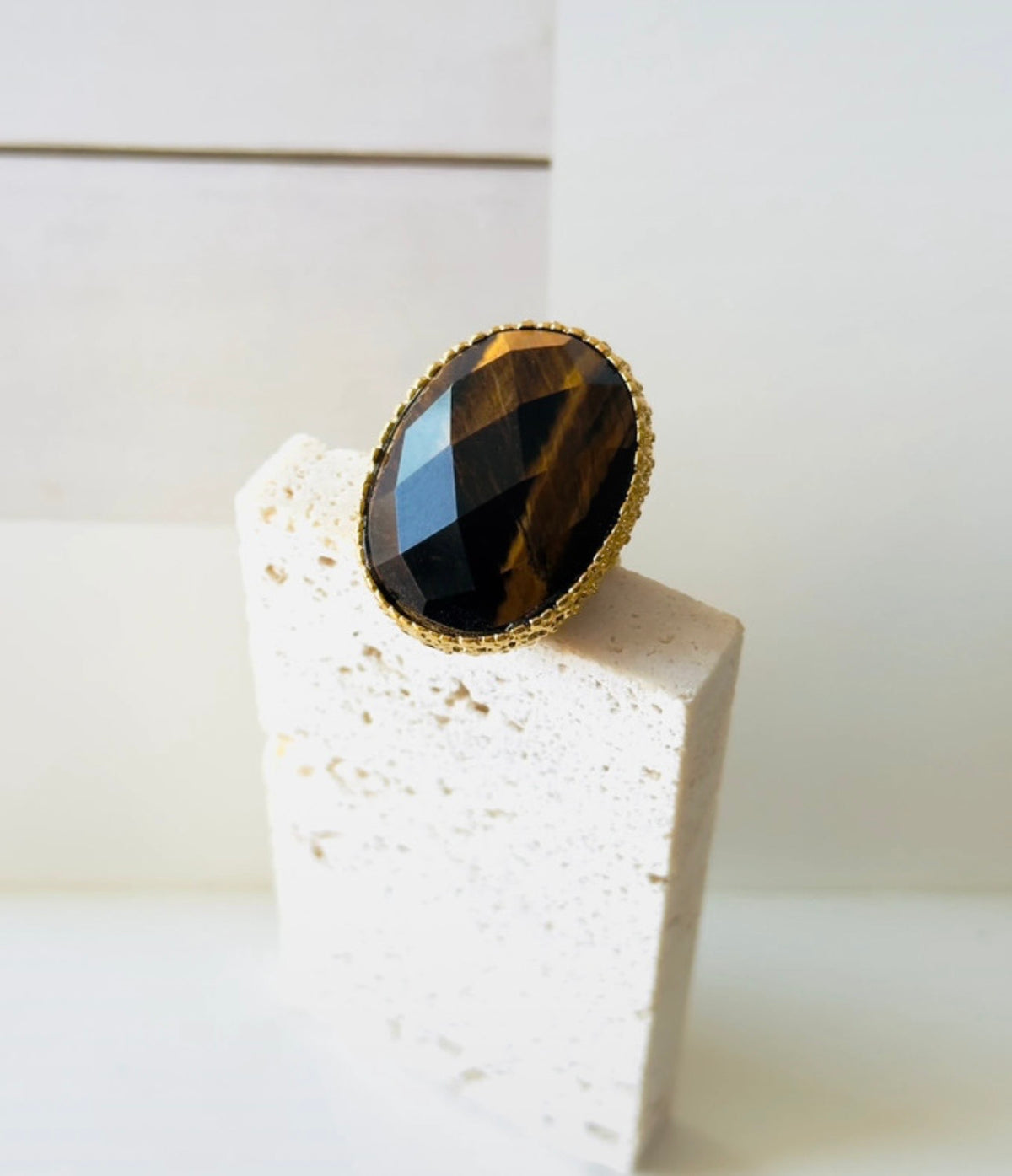 Anillo L’Œil du fauve con ojo de tigre, frontal sobre piedra