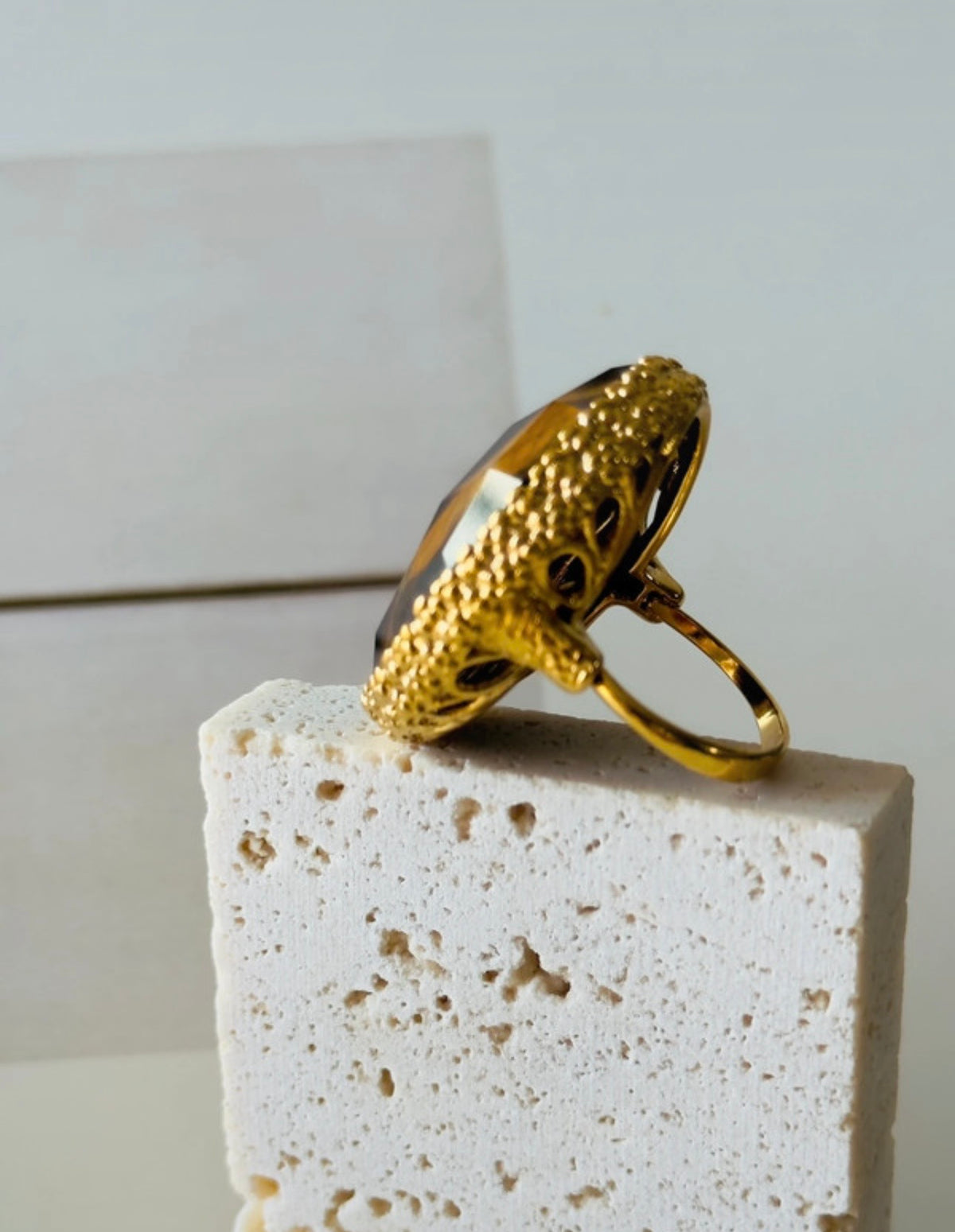 Anillo L’Œil du fauve con ojo de tigre, perfil de la montura