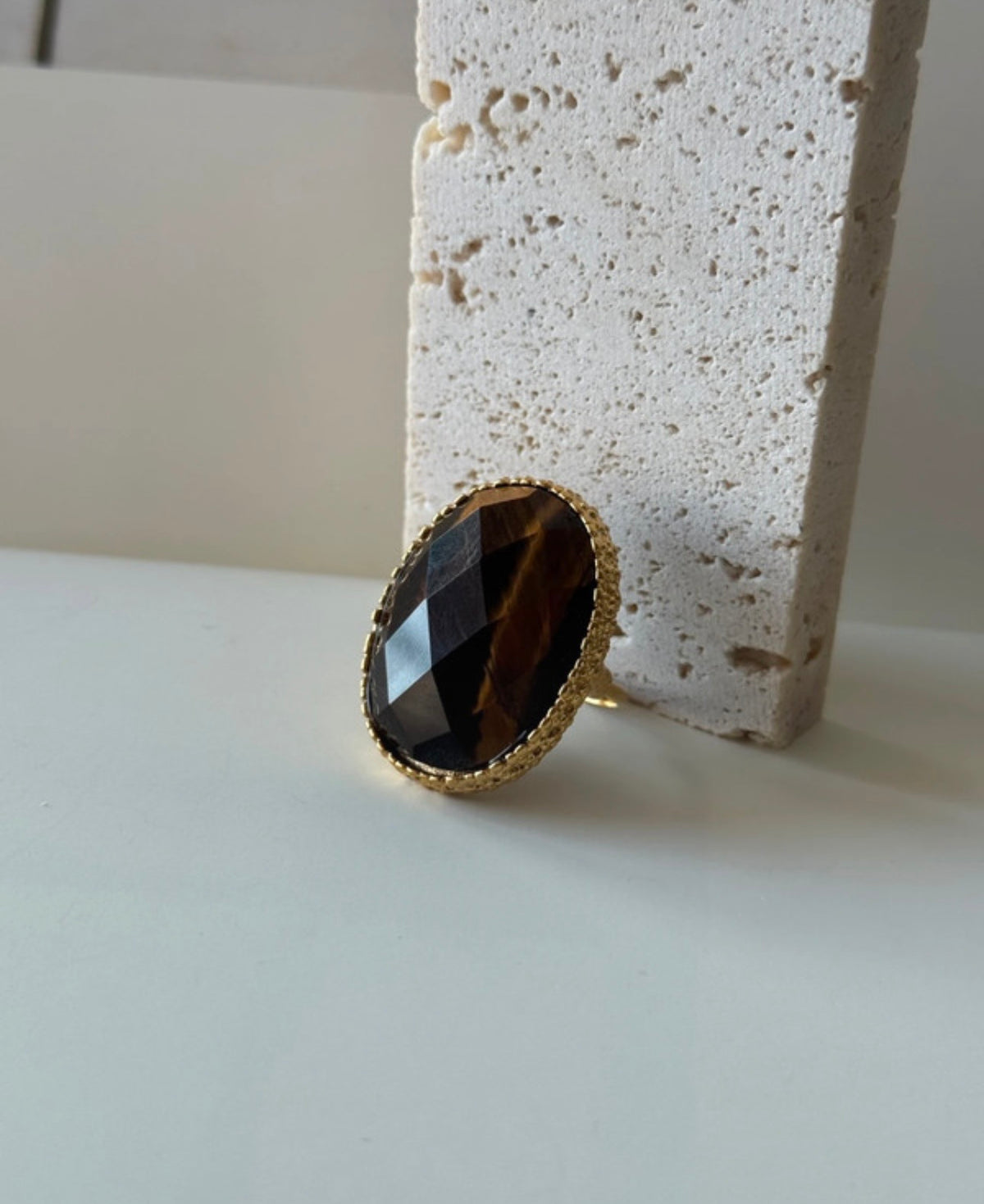 Anillo L’Œil du fauve con ojo de tigre, frontal en escena de estudio