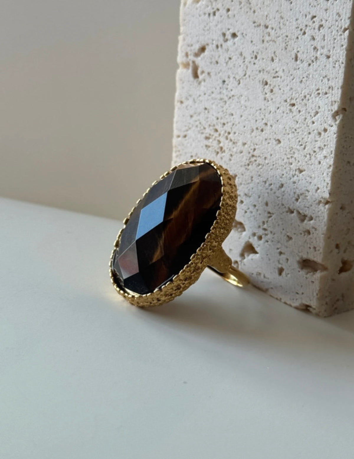 Anillo L’Œil du fauve con ojo de tigre, detalle lateral de la piedra