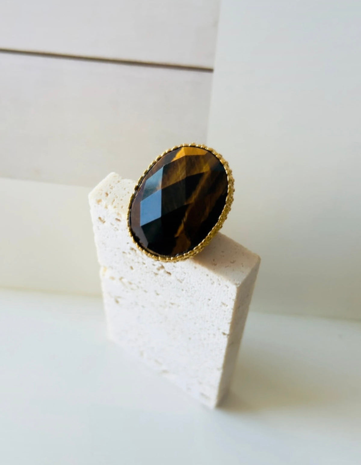 Anillo L’Œil du fauve con ojo de tigre, tres cuartos sobre piedra