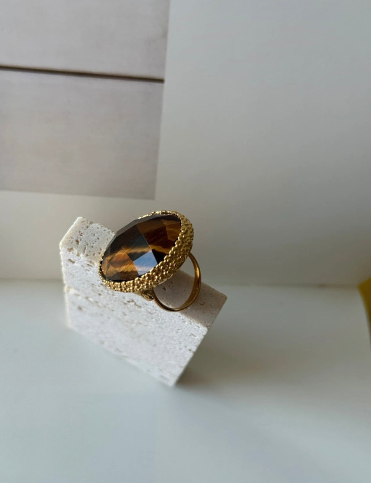 Anillo L’Œil du fauve con ojo de tigre, perfil posterior