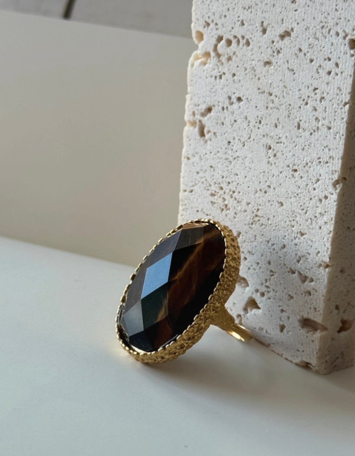 Anillo L’Œil du fauve con ojo de tigre, tres cuartos frontal