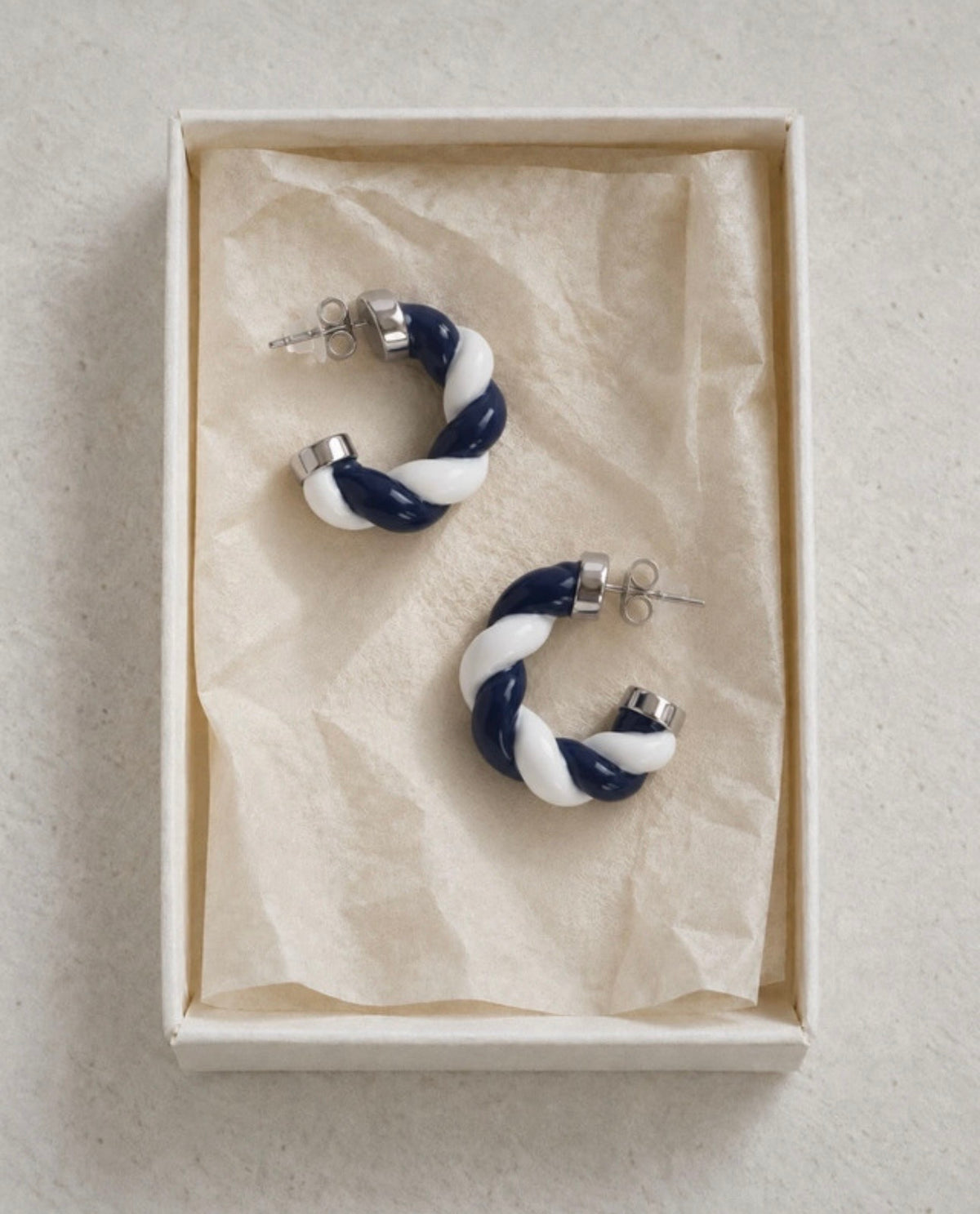 Pendientes vintage Marée Bleue azul marino y blanco en caja de joyería