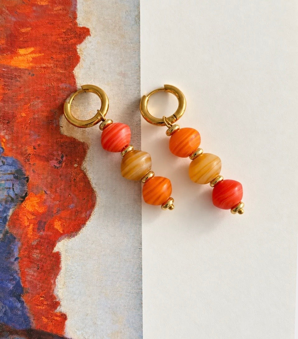Pendientes Miramar junto a una pintura