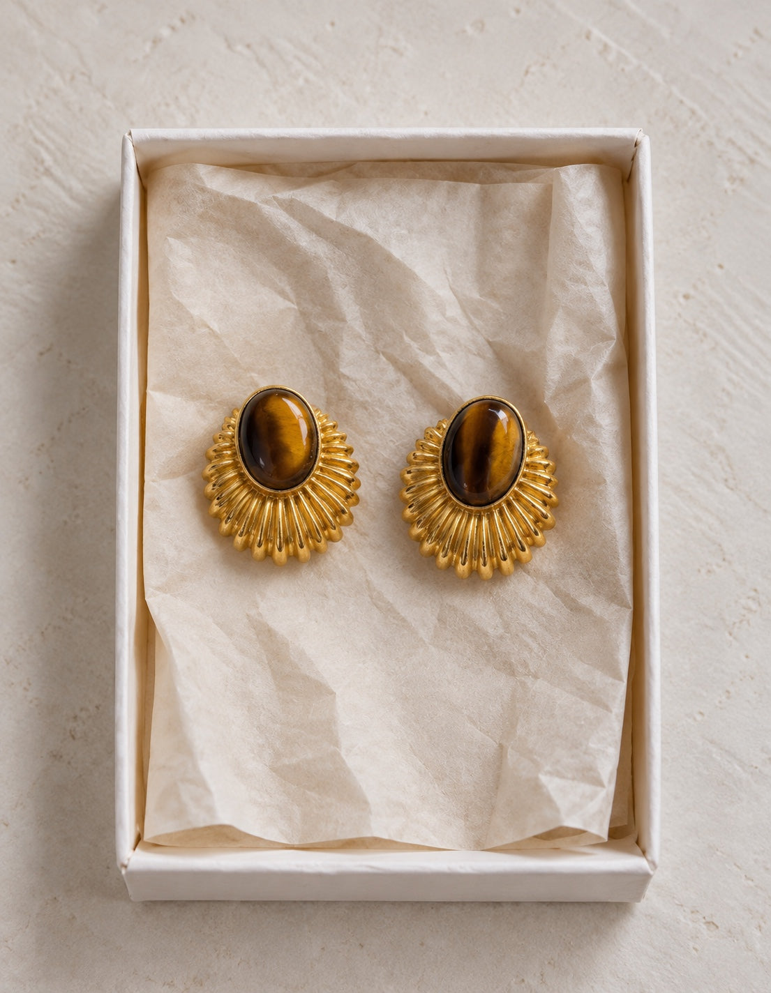 Pendientes vintage dorados con cabujón oval de ojo de tigre