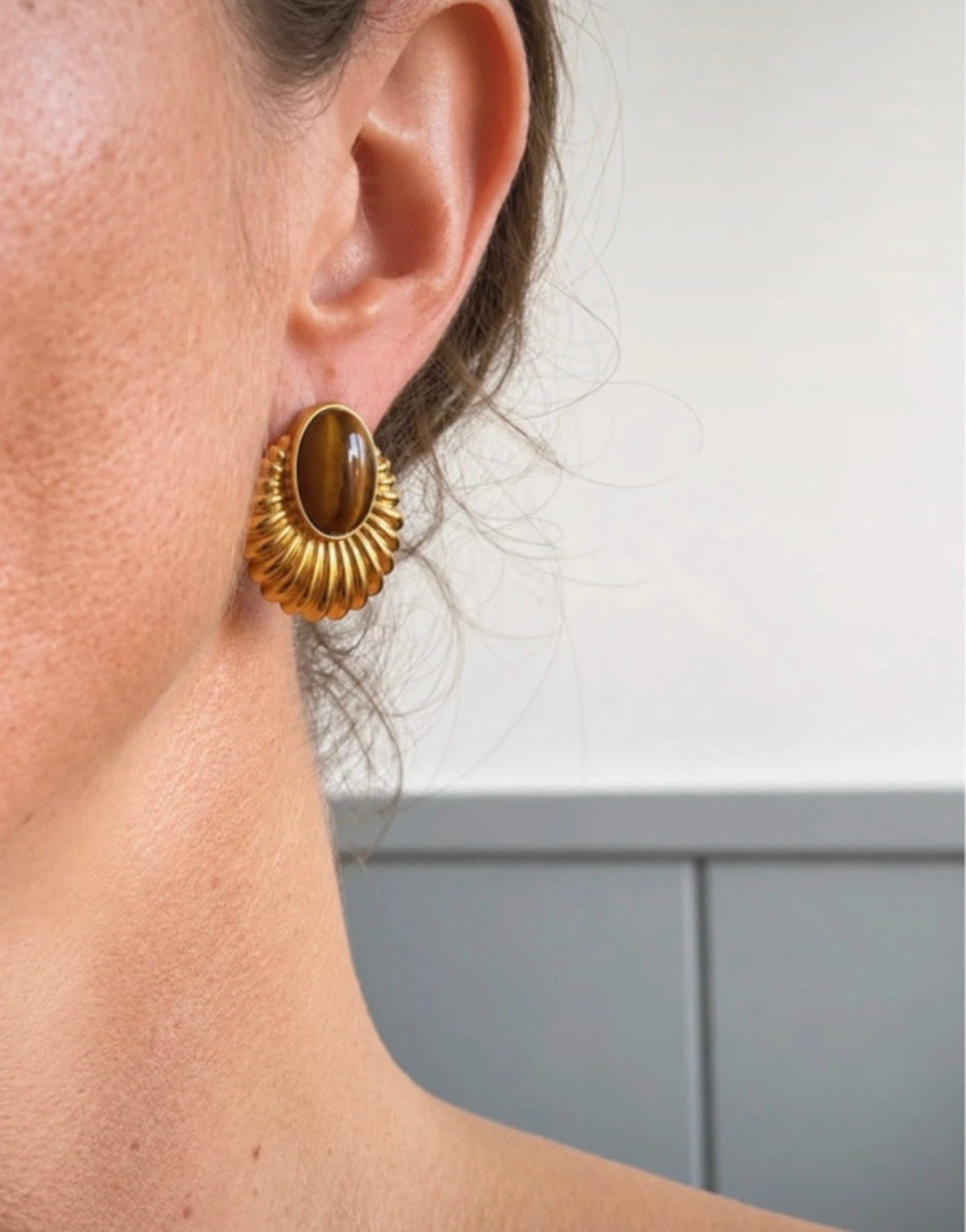 Pendiente vintage con ojo de tigre puesto, detalle dorado