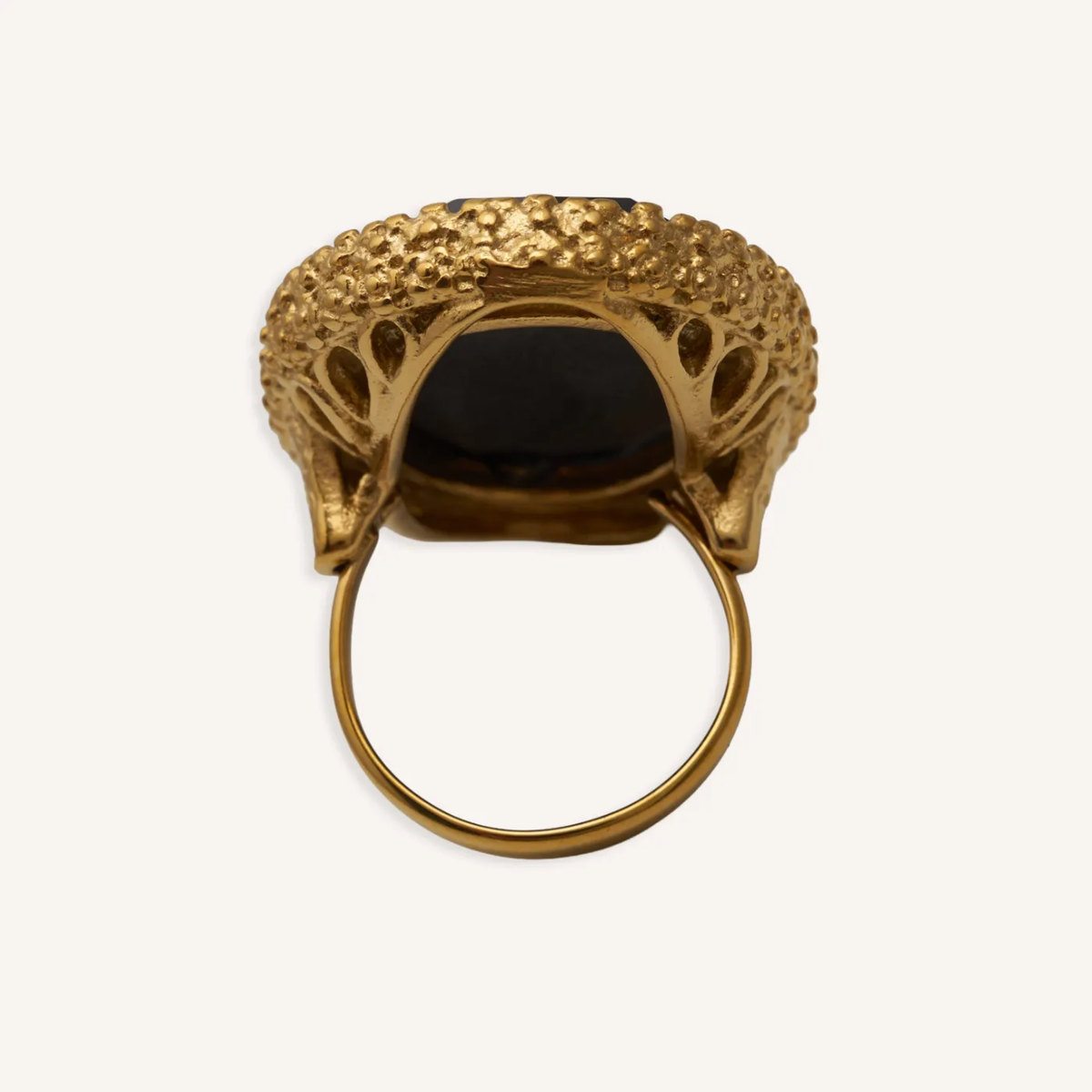 Anillo Ortrud de acero y ágata negra, vista posterior