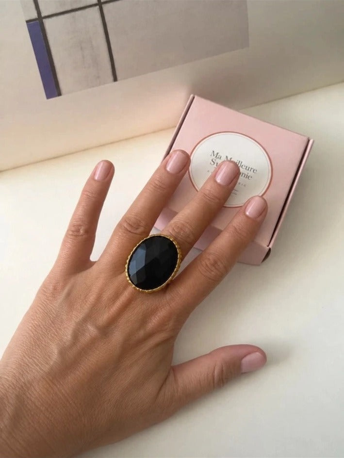 Anillo Ortrud con ágata negra, puesto en la mano