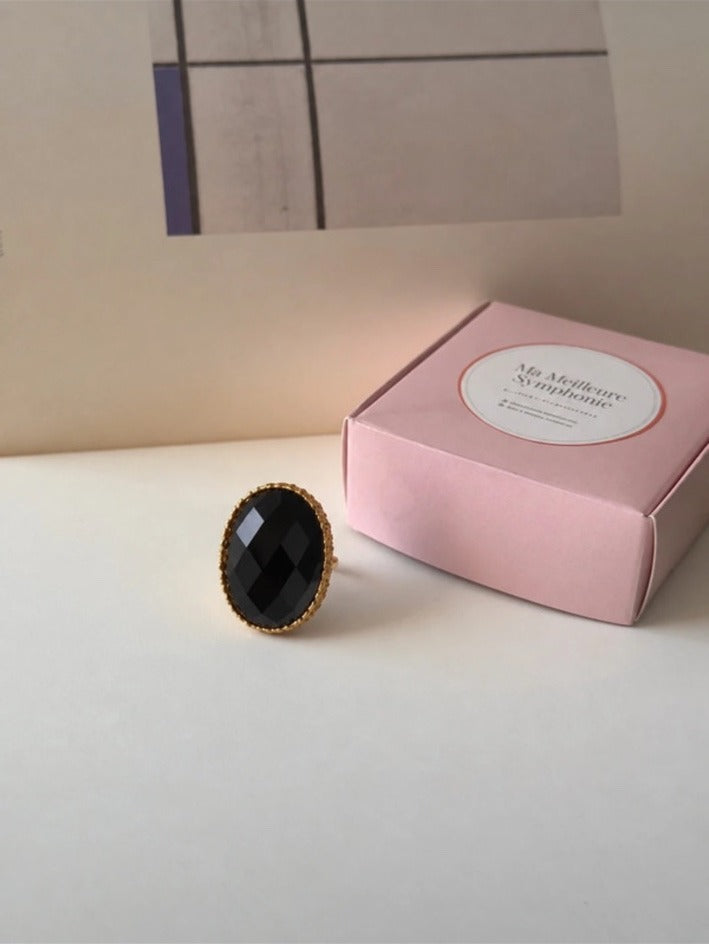 Anillo Ortrud con ágata negra, frontal en escena