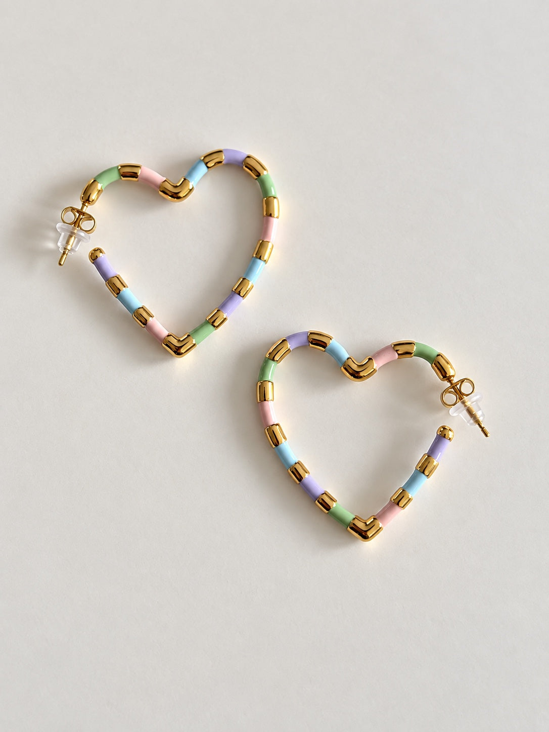 Pareja de pendientes de corazón pastel en perspectiva