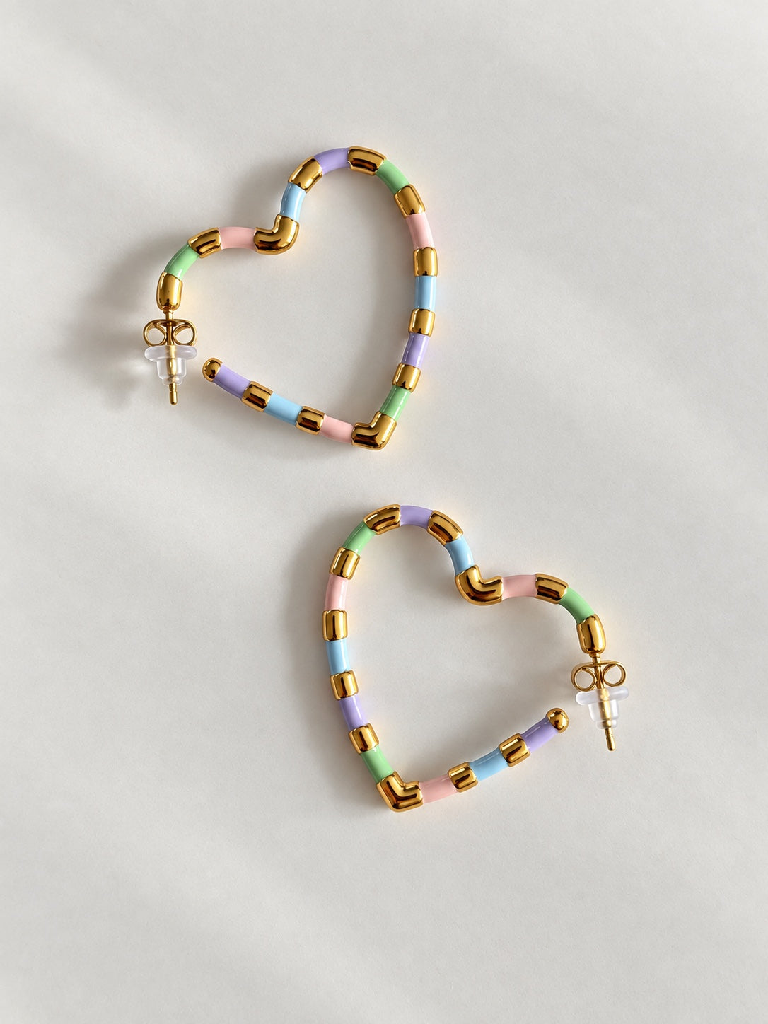 Pendientes de corazón pastel, detalle de cierre de presión