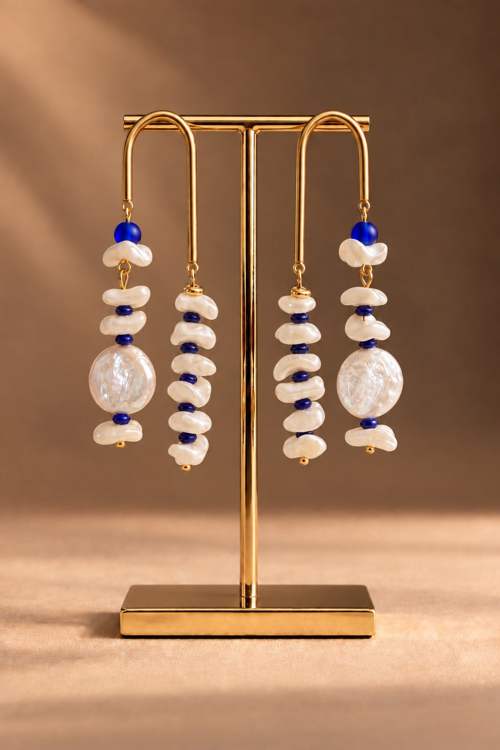Pendientes Umi no Hikari con perlas blancas y cuentas azul cobalto