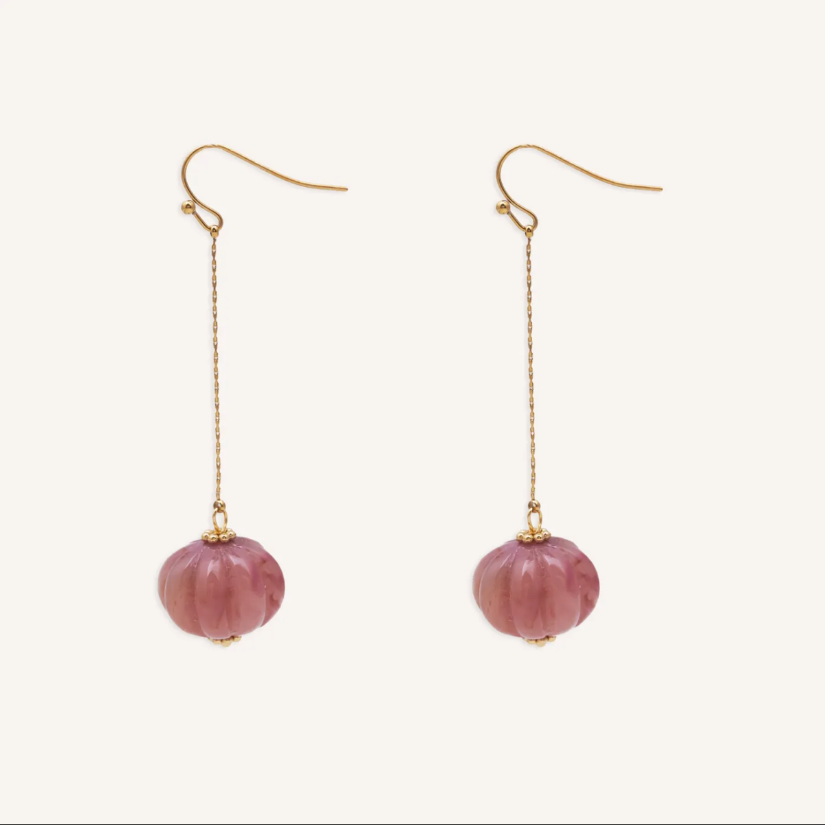 Un Fil de mélodie — Rosa malva, fondo blanco